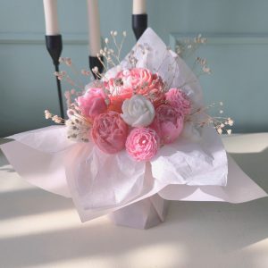 Arreglo floral con papel variadas rosa