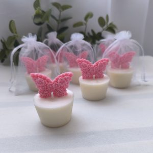 Mariposa en base blanca