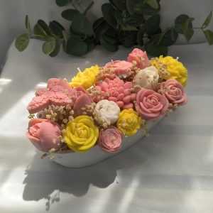 Arreglo floral tazón largo flor suculenta y mariposa