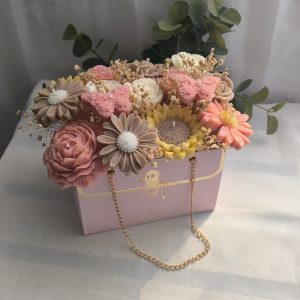 Arreglo floral bolsa pastel y girasoles