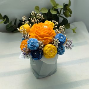 Arreglo floral con papel variadas colores