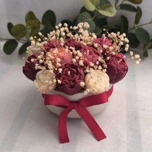 Arreglo floral tazón redondo botones peonías rojos