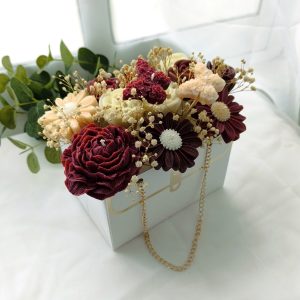 Arreglo floral bolsa rojo quemado