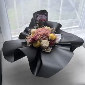 Arreglo floral con papel variadas rojo quemado