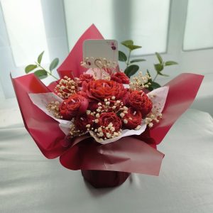Arreglo floral con papel variadas rojo