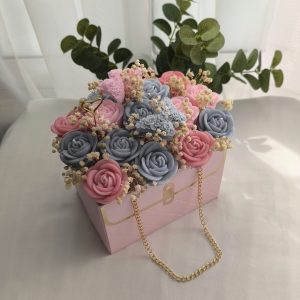 Arreglo floral bolsa azul grisaceo