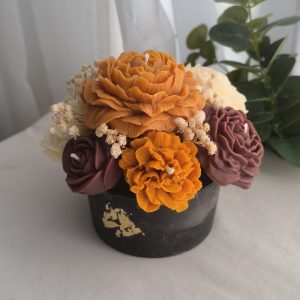 Arreglo floral con base de cemento rústico naranja