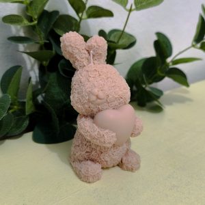 Conejo floral con corazón