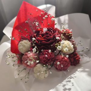 Arreglo floral con papel variadas rojo y blanco