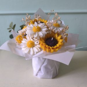 Arreglo floral con papel girasoles y margaritas
