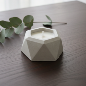 Maceta hexagonal con vela blanca